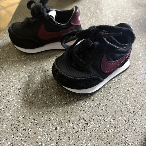 Nike Kids Black and Dark Red Sneakers - Picture 3 of 9